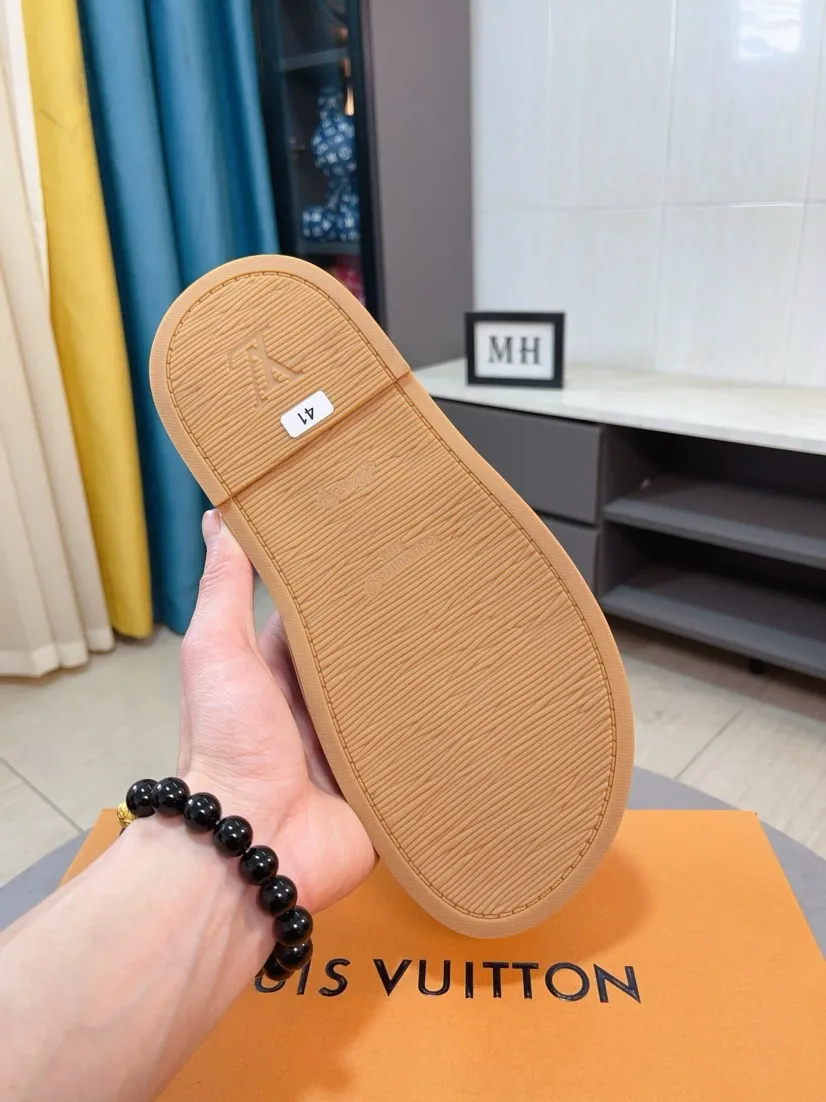 Ex-factory price 360🌹🌹 (lv-Louis Vuitton) New men's slippers, high-end boutique, exquisite embossed logo decoration on the upper, fine workmanship, super soft soles, casual, loose and comfortable, a must-have in summer! \nsize：38-44